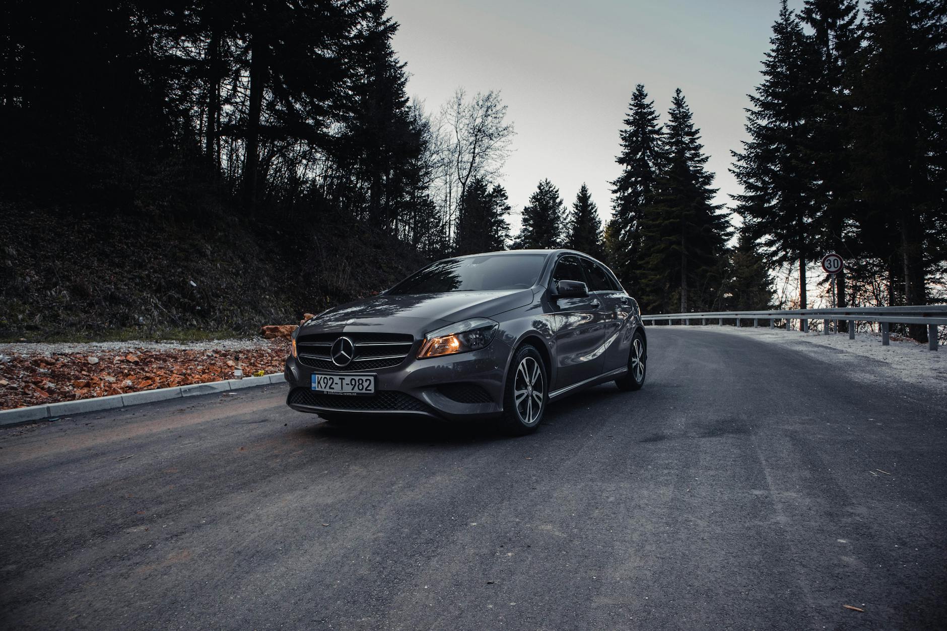 mercedes benz clase a en carretera