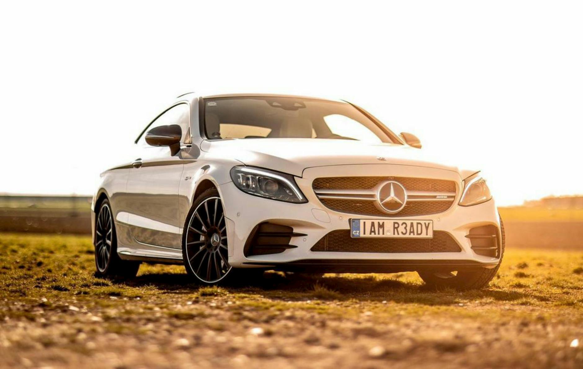 comparison of BMW Serie 3 and Mercedes Benz Clase C engine bays